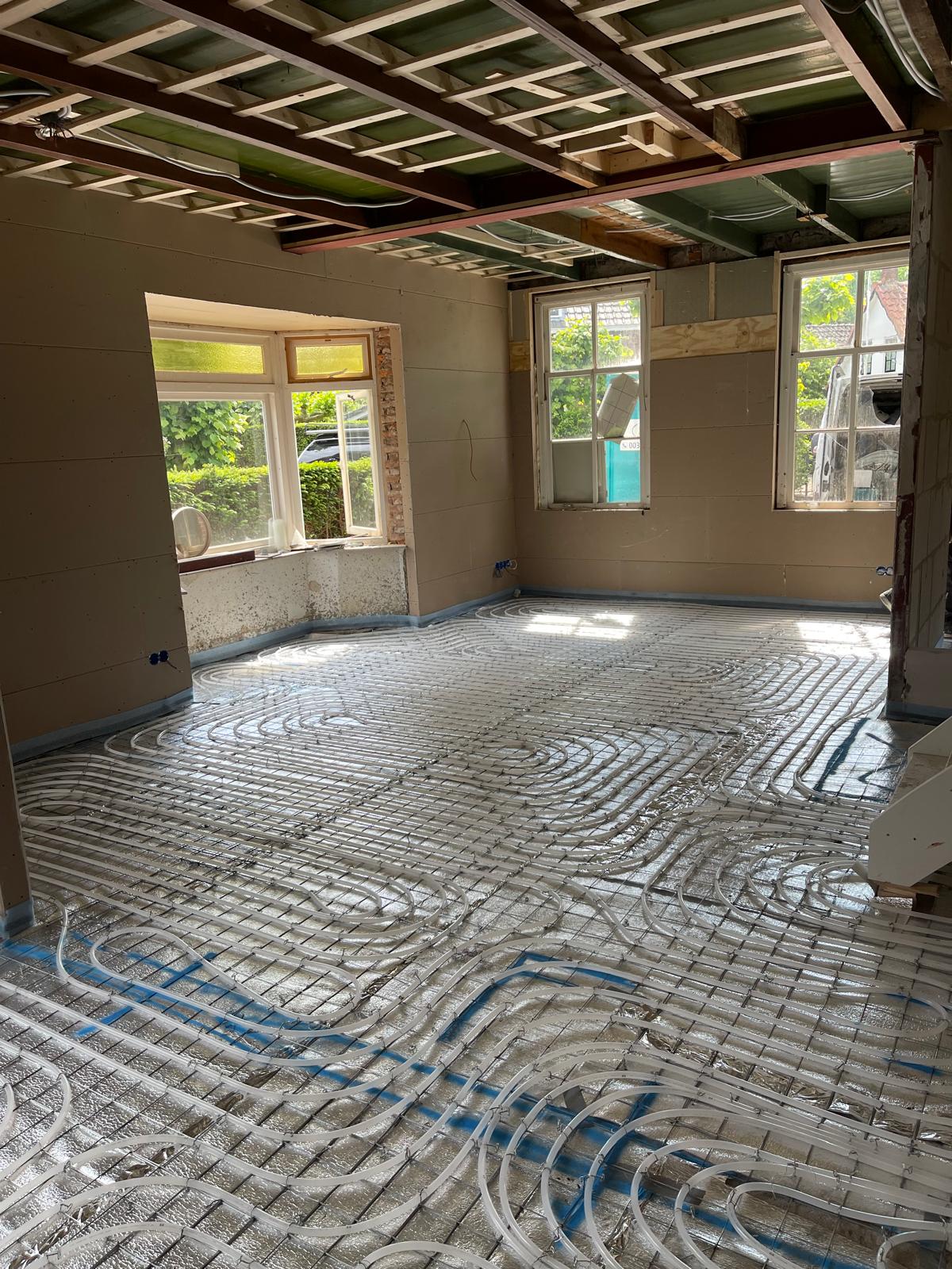 Vloerverwarming aangelegd met behulp van alufolie en draadmatten