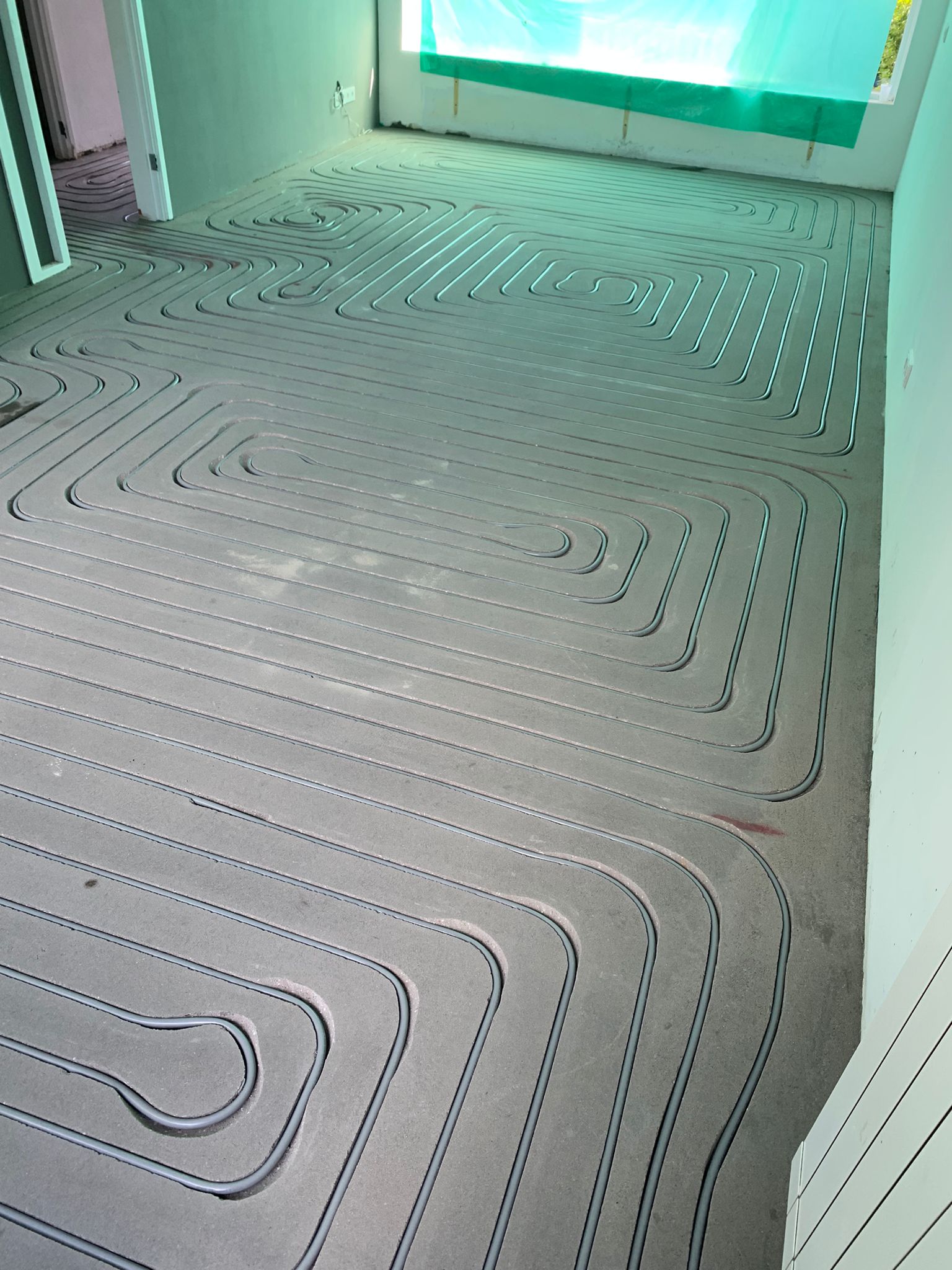 Vloerverwarming infrezen op bestaande betonvloer