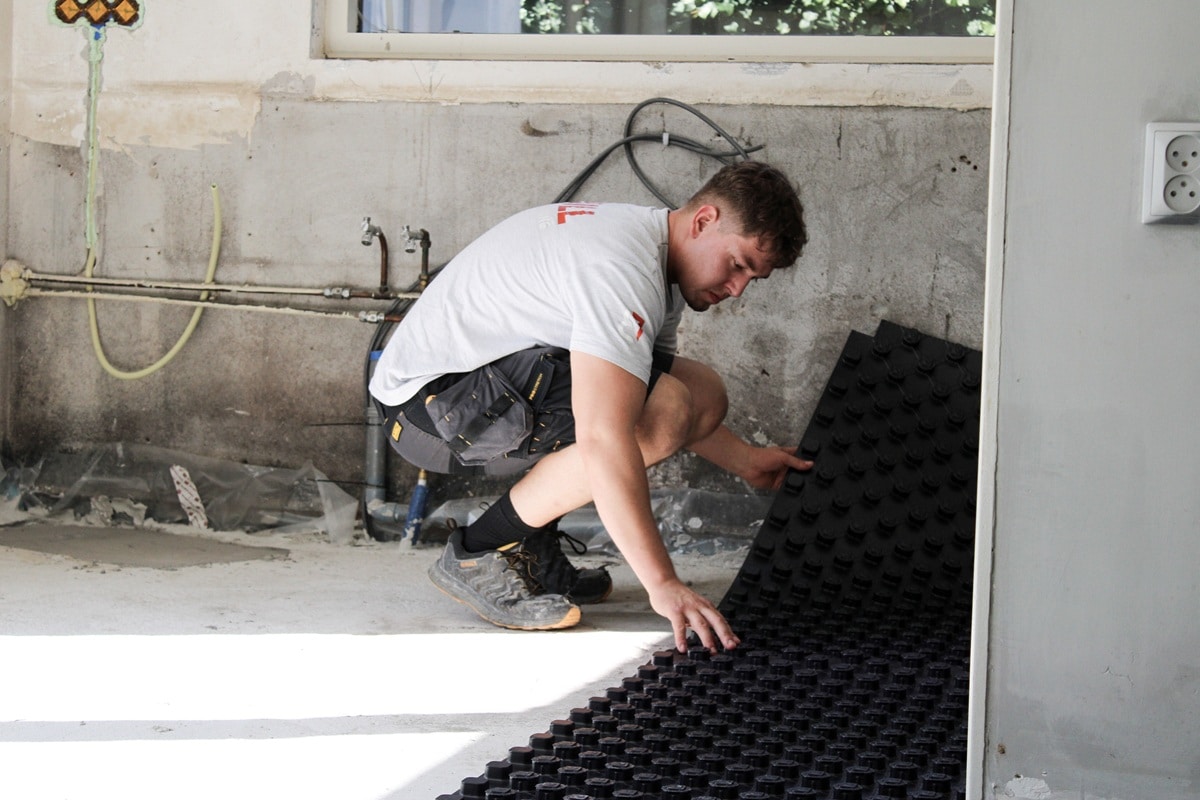Leerling monteur vloerverwarming
